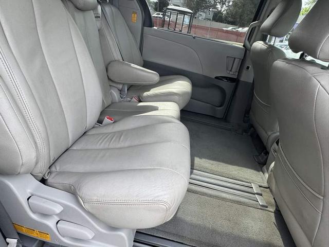 Photo of 2014 Silver Sky Metallic Toyota Sienna