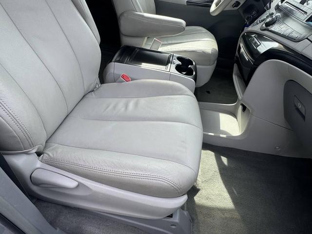 Photo of 2014 Silver Sky Metallic Toyota Sienna