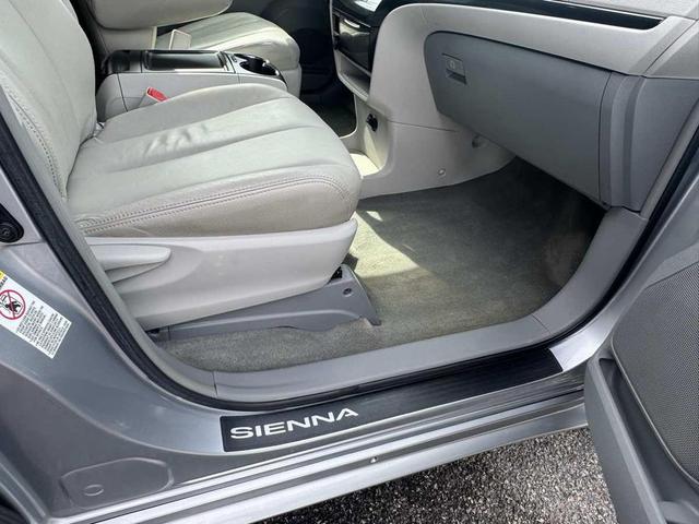 Photo of 2014 Silver Sky Metallic Toyota Sienna