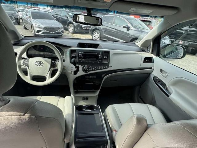 Photo of 2014 Silver Sky Metallic Toyota Sienna