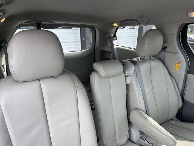 Photo of 2014 Silver Sky Metallic Toyota Sienna