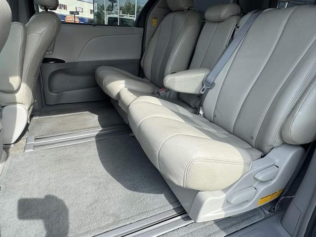 Photo of 2014 Silver Sky Metallic Toyota Sienna