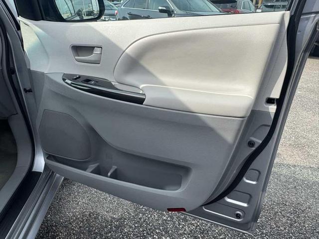 Photo of 2014 Silver Sky Metallic Toyota Sienna
