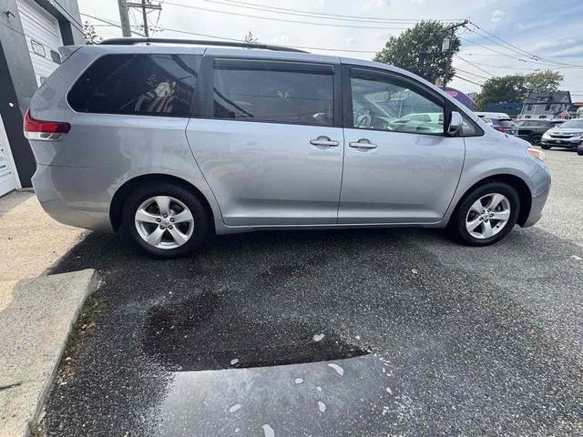 Photo of 2014 Silver Sky Metallic Toyota Sienna