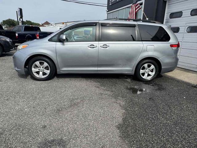 Photo of 2014 Silver Sky Metallic Toyota Sienna