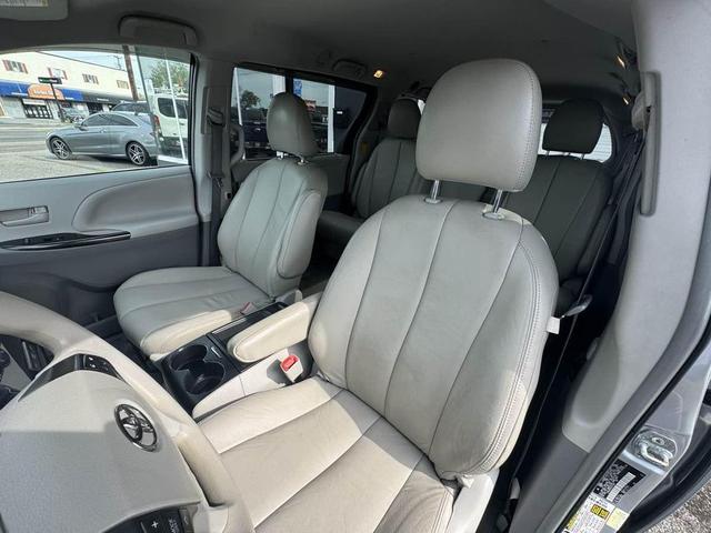 Photo of 2014 Silver Sky Metallic Toyota Sienna