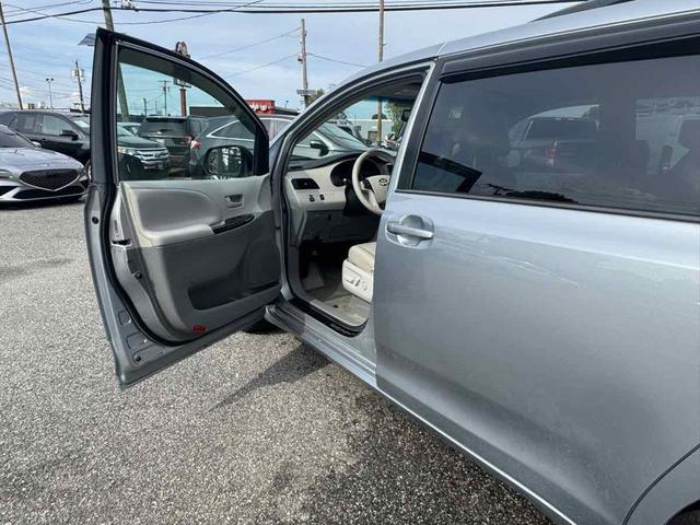 Photo of 2014 Silver Sky Metallic Toyota Sienna