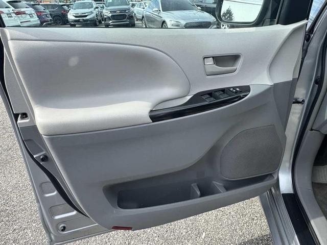 Photo of 2014 Silver Sky Metallic Toyota Sienna