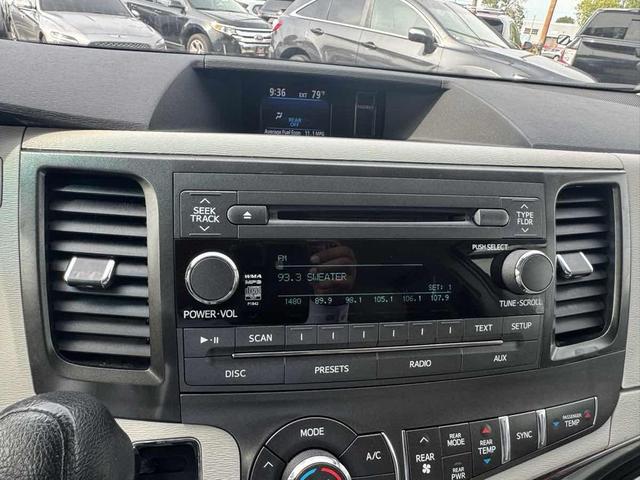 Photo of 2014 Silver Sky Metallic Toyota Sienna
