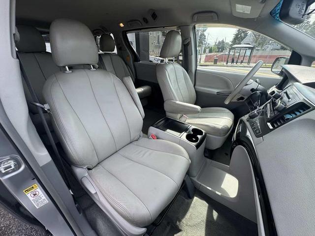 Photo of 2014 Silver Sky Metallic Toyota Sienna
