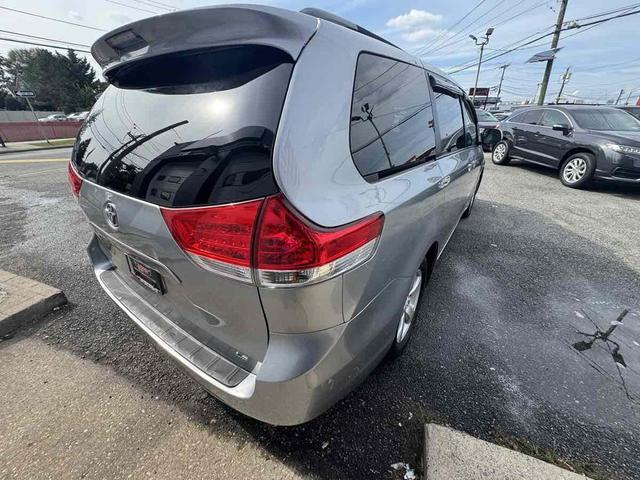 Photo of 2014 Silver Sky Metallic Toyota Sienna