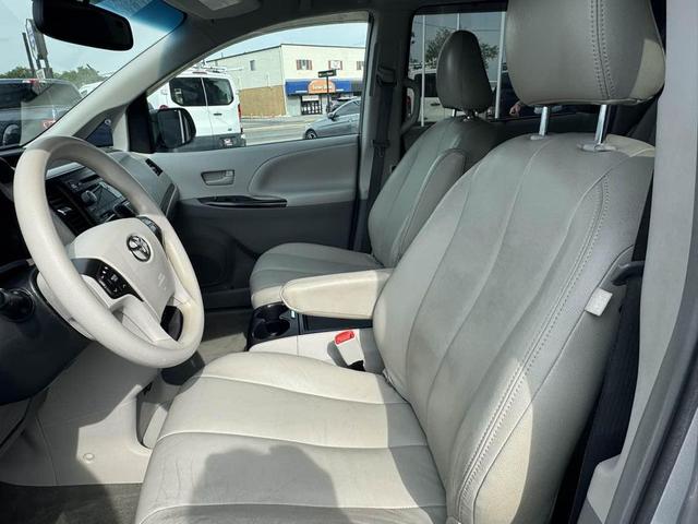 Photo of 2014 Silver Sky Metallic Toyota Sienna