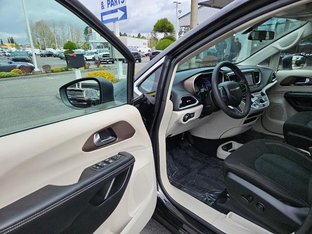 Photo of 2022 Granite Crystal Clearcoat Metallic Chrysler Voyager