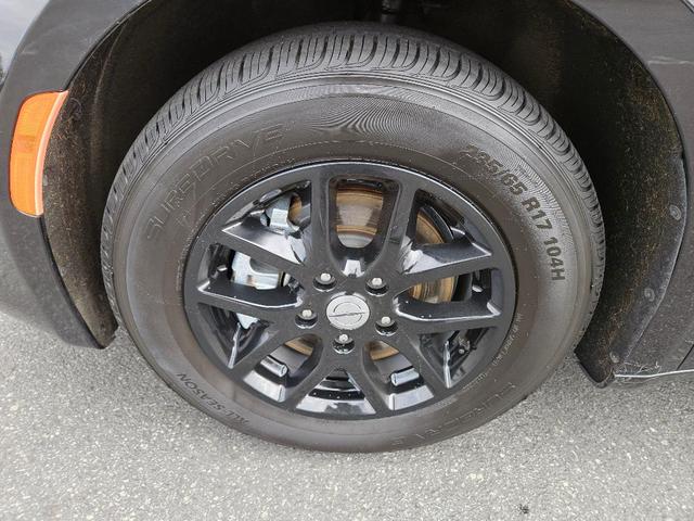 Photo of 2022 Granite Crystal Clearcoat Metallic Chrysler Voyager