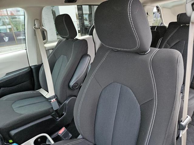 Photo of 2022 Granite Crystal Clearcoat Metallic Chrysler Voyager