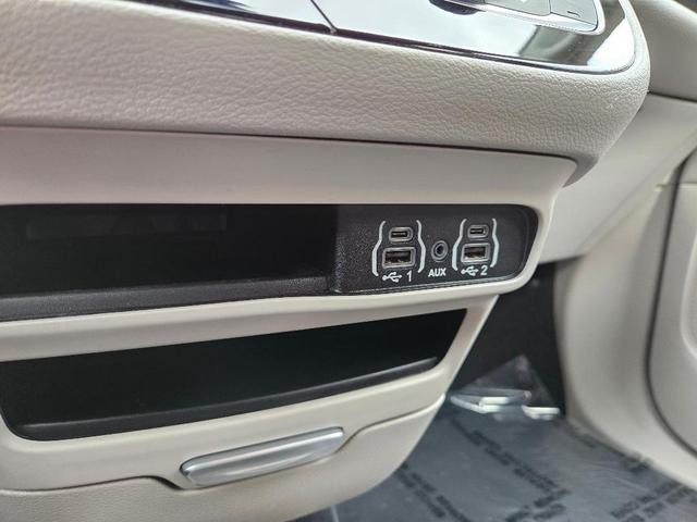 Photo of 2022 Granite Crystal Clearcoat Metallic Chrysler Voyager