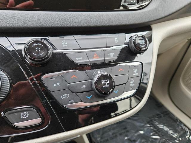 Photo of 2022 Granite Crystal Clearcoat Metallic Chrysler Voyager