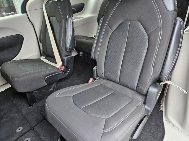 Photo of 2022 Granite Crystal Clearcoat Metallic Chrysler Voyager