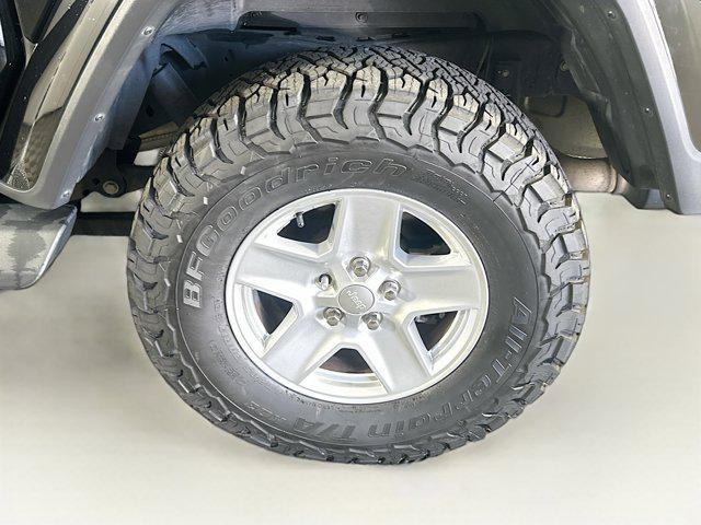 Photo of 2021 Black Clearcoat Jeep Gladiator