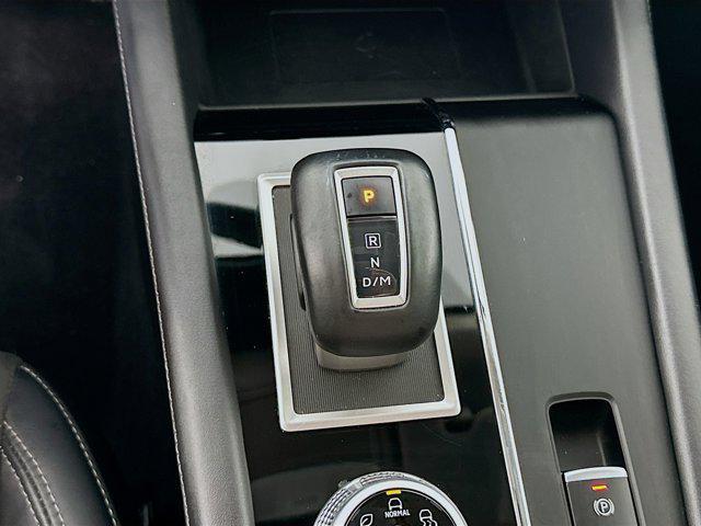 Photo of 2024 Labrador Black Pearl Mitsubishi Outlander