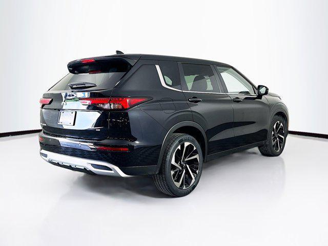Photo of 2024 Labrador Black Pearl Mitsubishi Outlander
