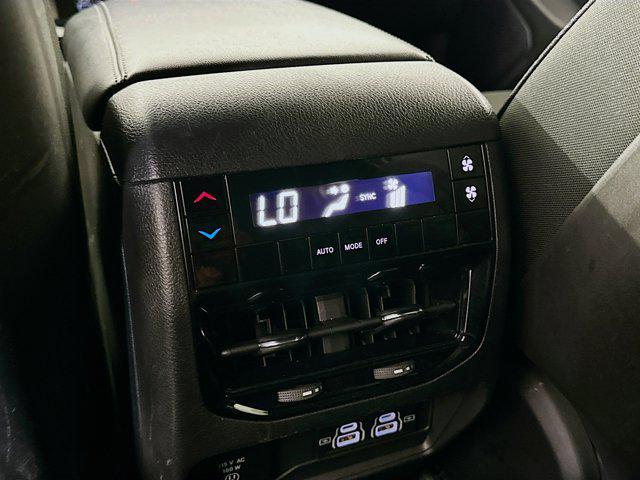 Photo of 2023 Diamond Black Crystal Pearlcoat Jeep Grand Cherokee L