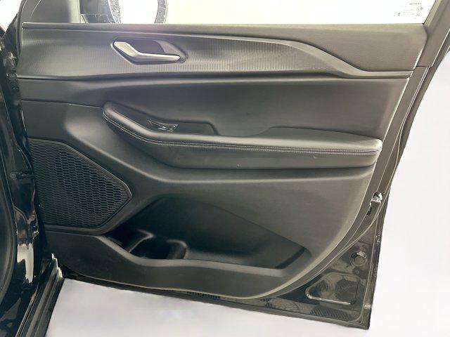 Photo of 2023 Diamond Black Crystal Pearlcoat Jeep Grand Cherokee L