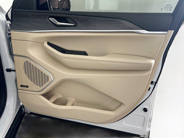 Photo of 2022 Bright White Clearcoat Jeep Grand Cherokee L
