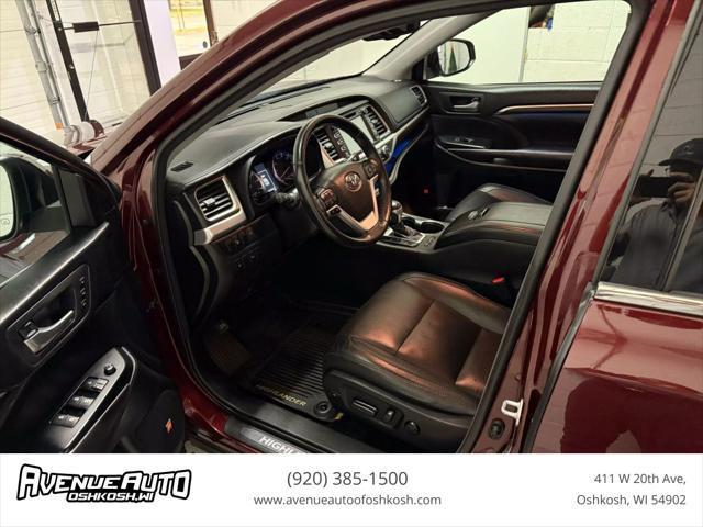 Photo of 2016 Burgundy Toyota Highlander