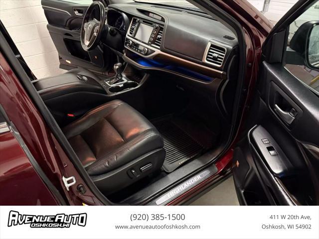 Photo of 2016 Burgundy Toyota Highlander