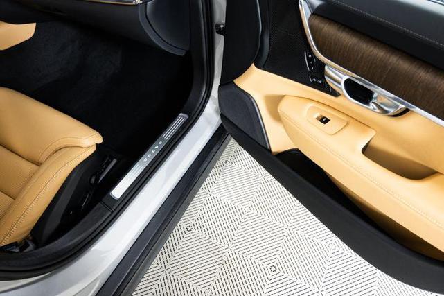 Photo of 2023 Silver Volvo V90 Cross Country