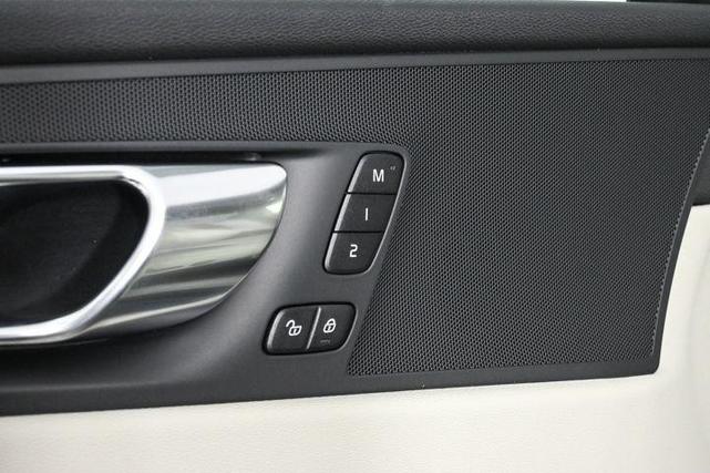Photo of 2025 Denim Blue Volvo XC60