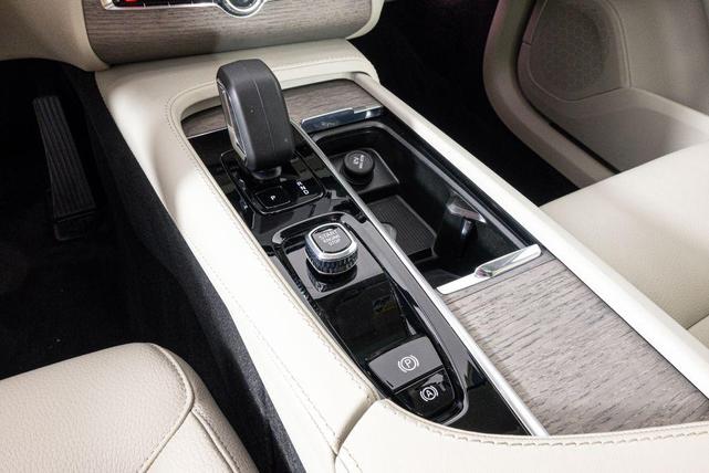 Photo of 2024 Platinum Grey Metallic Volvo XC90 Recharge Plug-In Hybrid