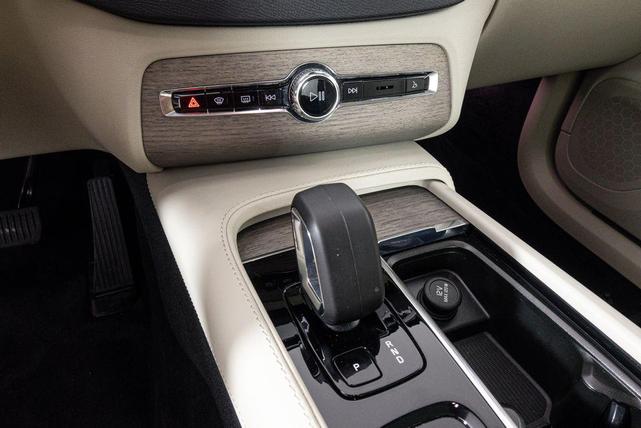 Photo of 2024 Platinum Grey Metallic Volvo XC90 Recharge Plug-In Hybrid
