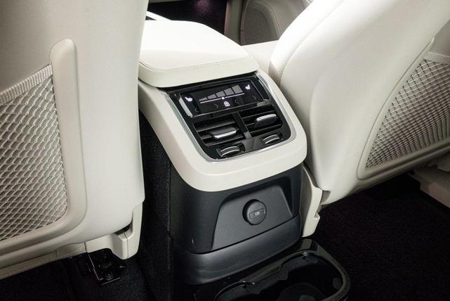 Photo of 2024 Platinum Grey Metallic Volvo XC90 Recharge Plug-In Hybrid