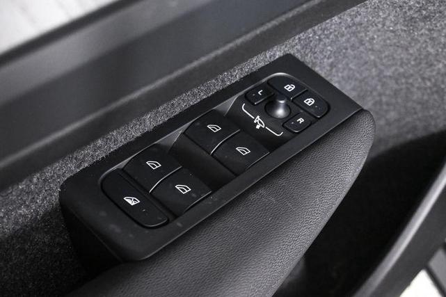 Photo of 2025 Onyx Black Volvo XC40