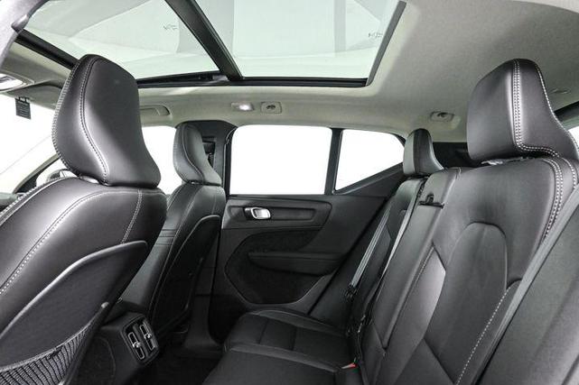 Photo of 2025 Onyx Black Volvo XC40