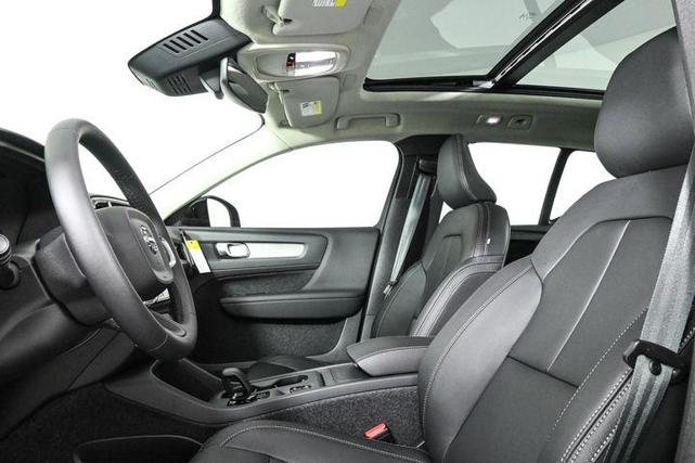 Photo of 2025 Onyx Black Volvo XC40