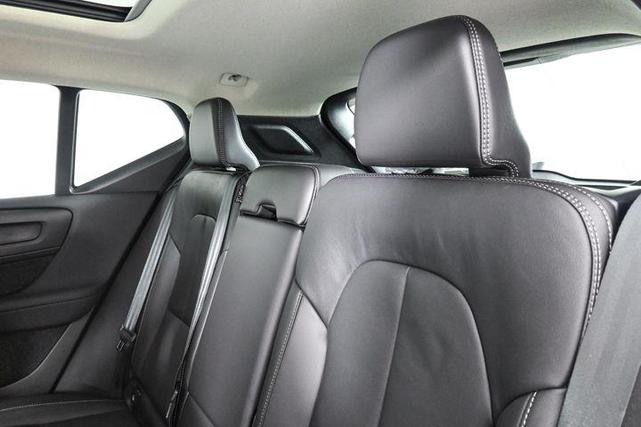 Photo of 2025 Onyx Black Volvo XC40