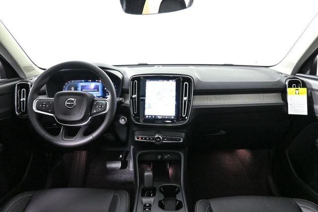 Photo of 2025 Onyx Black Volvo XC40