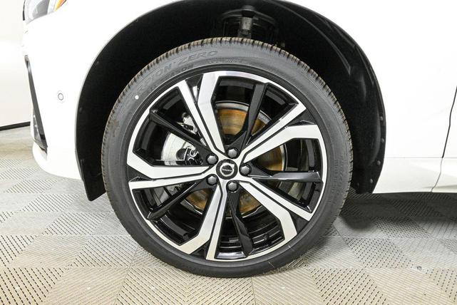 Photo of 2025 Crystal White Volvo XC60 Plug-In Hybrid