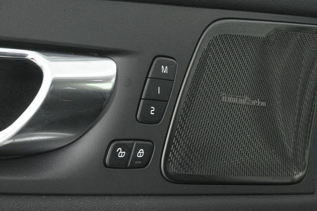 Photo of 2025 Crystal White Volvo XC60 Plug-In Hybrid
