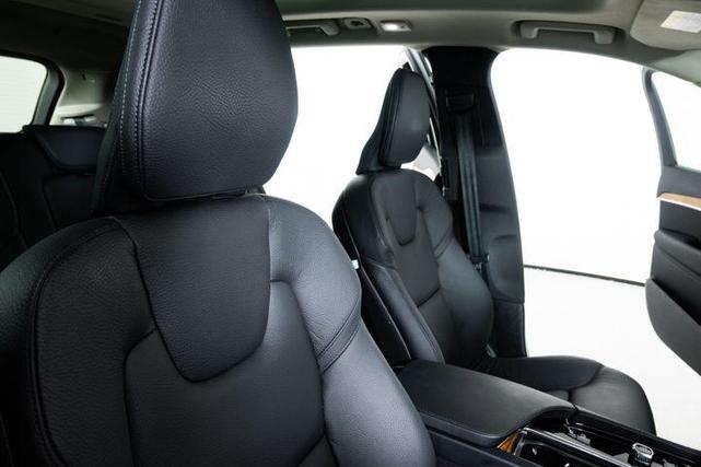 Photo of 2024 Crystal White Metallic Volvo XC90