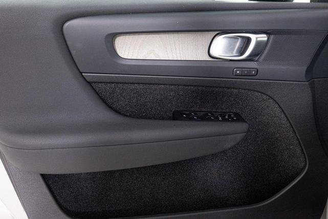 Photo of 2025 Silver Dawn Metallic Volvo XC40