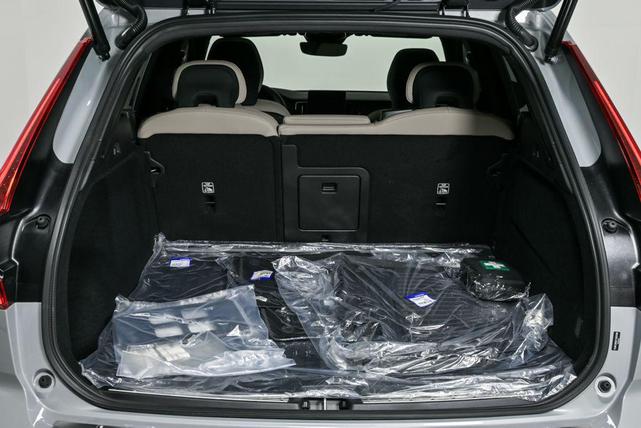 Photo of 2026 Vapour Grey Metallic Volvo XC60