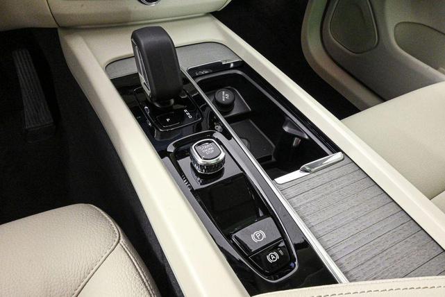 Photo of 2025 Onyx Black Volvo XC60 Plug-In Hybrid