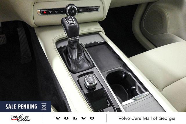 Photo of 2022 White Volvo XC90