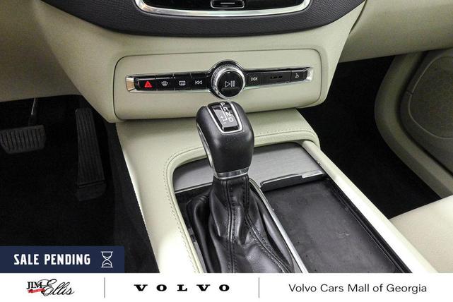 Photo of 2022 White Volvo XC90