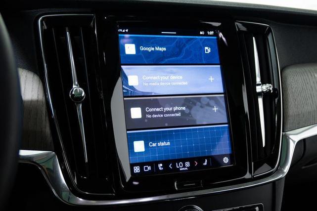 Photo of 2025 Vapour Grey Metallic Volvo V90 Cross Country