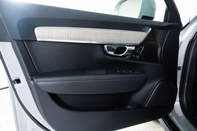 Photo of 2025 Vapour Grey Metallic Volvo V90 Cross Country